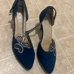 Women heels worn a few time used looks new